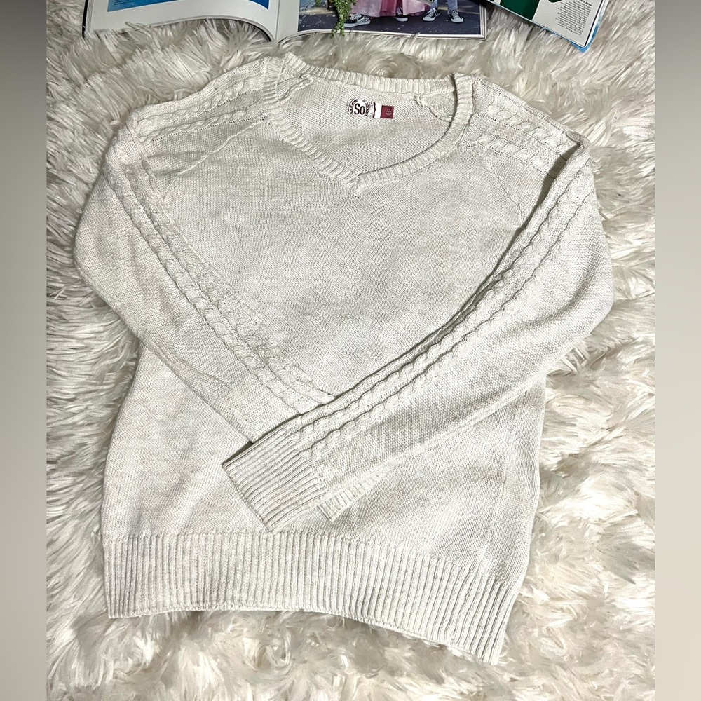 ✨Cream cable knit sweater